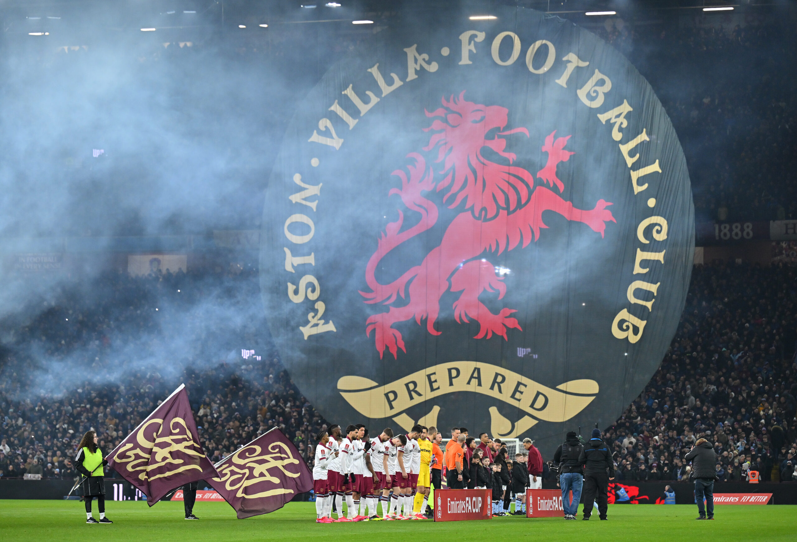 Vor Spiel von Aston Villa: Prinz William trifft Fans im Pub