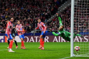 Bayer Leverkusen Atletico Madrid Piero Hincapie trifft zum 0:1.