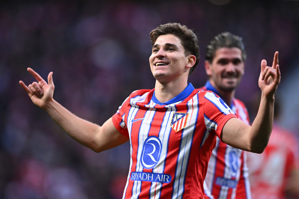 Julian Alvarez jubelt nach seinem Treffer im Spiel von Atletico Madrid gegen CA Osasuna.