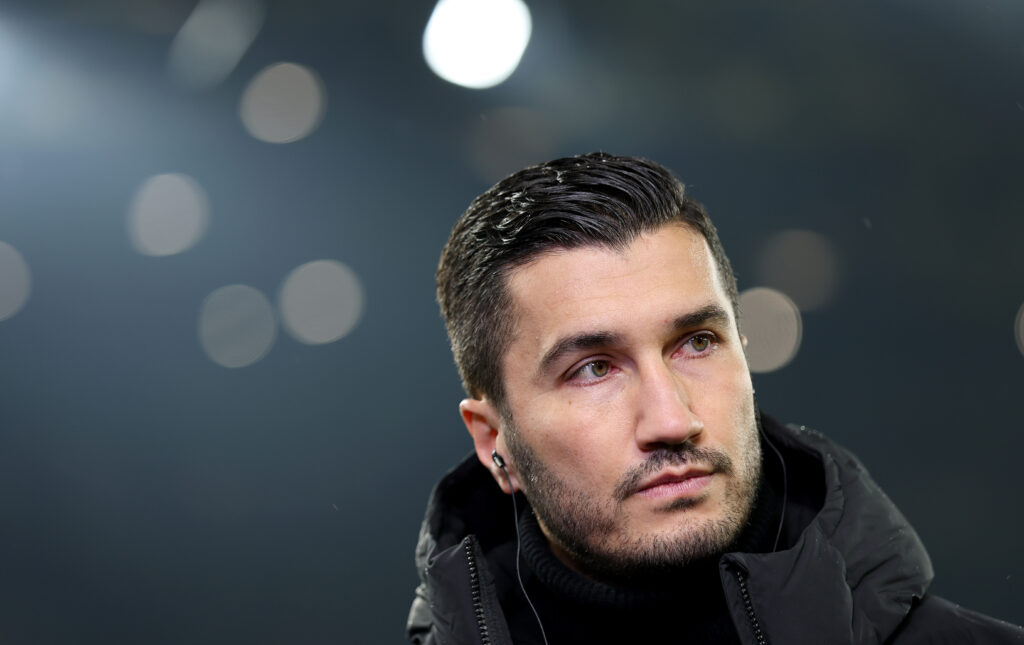 Borussia Dortmund (BVB)s Trainer Nuri Sahin blickt ernüchtert auf sein Krankenlager. Die Zeit bis zum nächsten Spiel ist kurz.