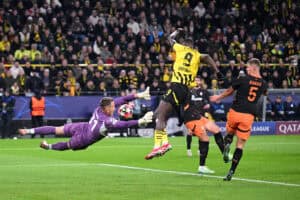 Sorgte mit dem Oberschenkel für das 1:0 des BVB gegen Schachtar Donezk: Doppelpacker Serhou Guirassy (Mi.).