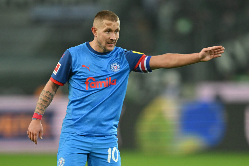 Nach der roten Karte gegen den BVB muss Holstein Kiel vorerst auf Lewis Holtby verzichten.
