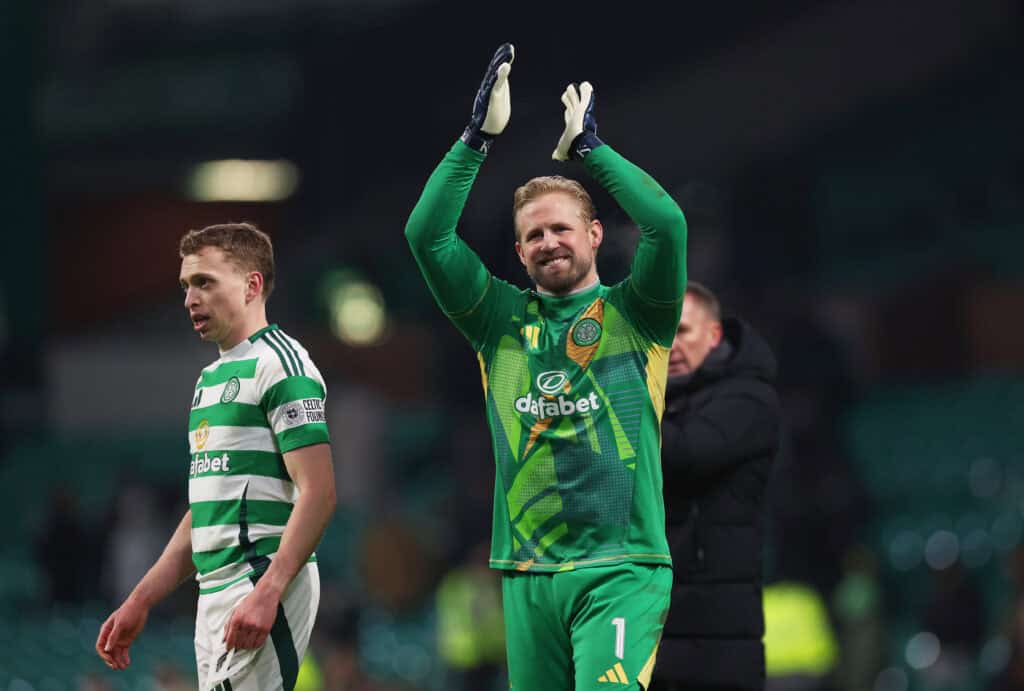 Kasper Schmeichel klatscht im Trikot von Celtic Glasgow in die Hände.