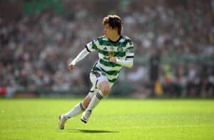 Kyogo Furuhashi im Trikot von Celtic Glasgow in Aktion