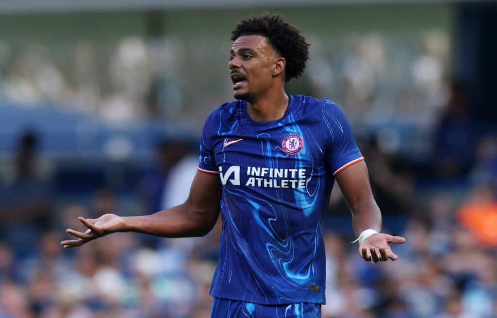 Renato Veiga gestikuliert jammernd im Trikot des FC Chelsea