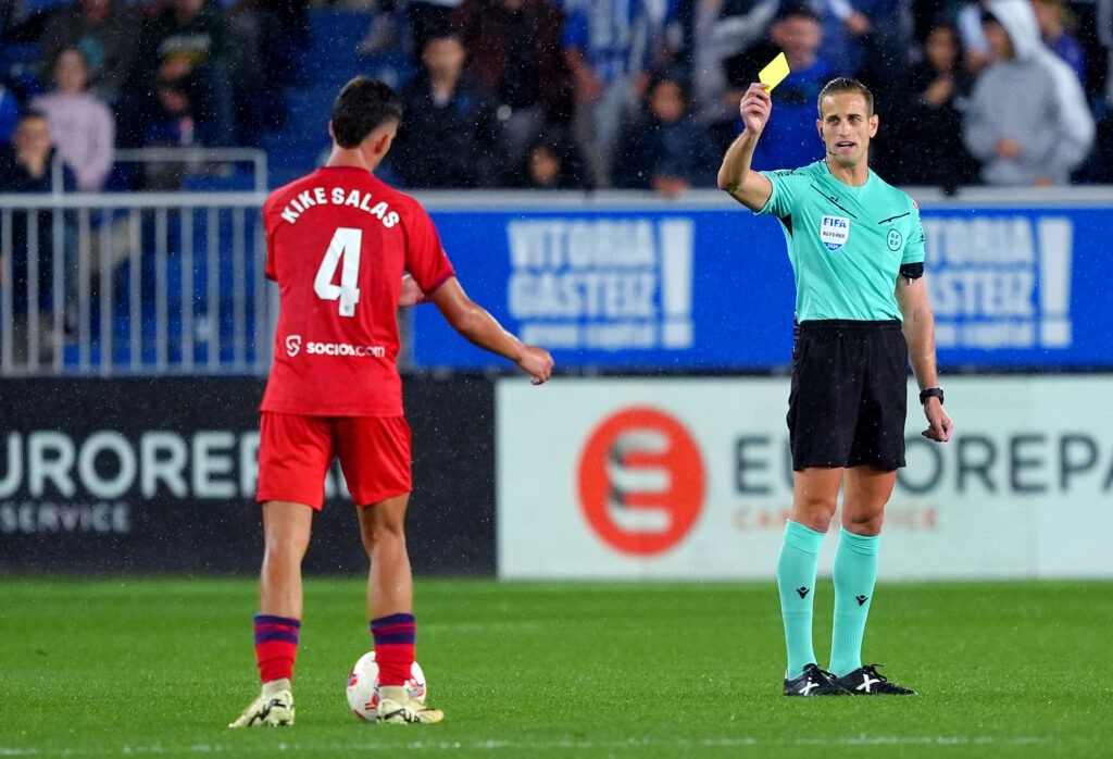 Kike Salas wird verwarnt