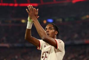 Mathys Tel applaudiert den Fans nach dem Spiel gegen Slovan Bratislava