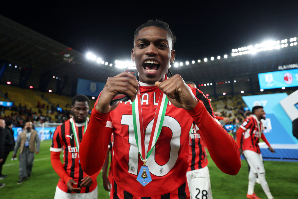 Rafael Leao zelebriert den Supercoppa-Sieg