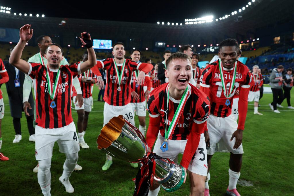 Milan bejubelt den Gewinn der Supercoppa