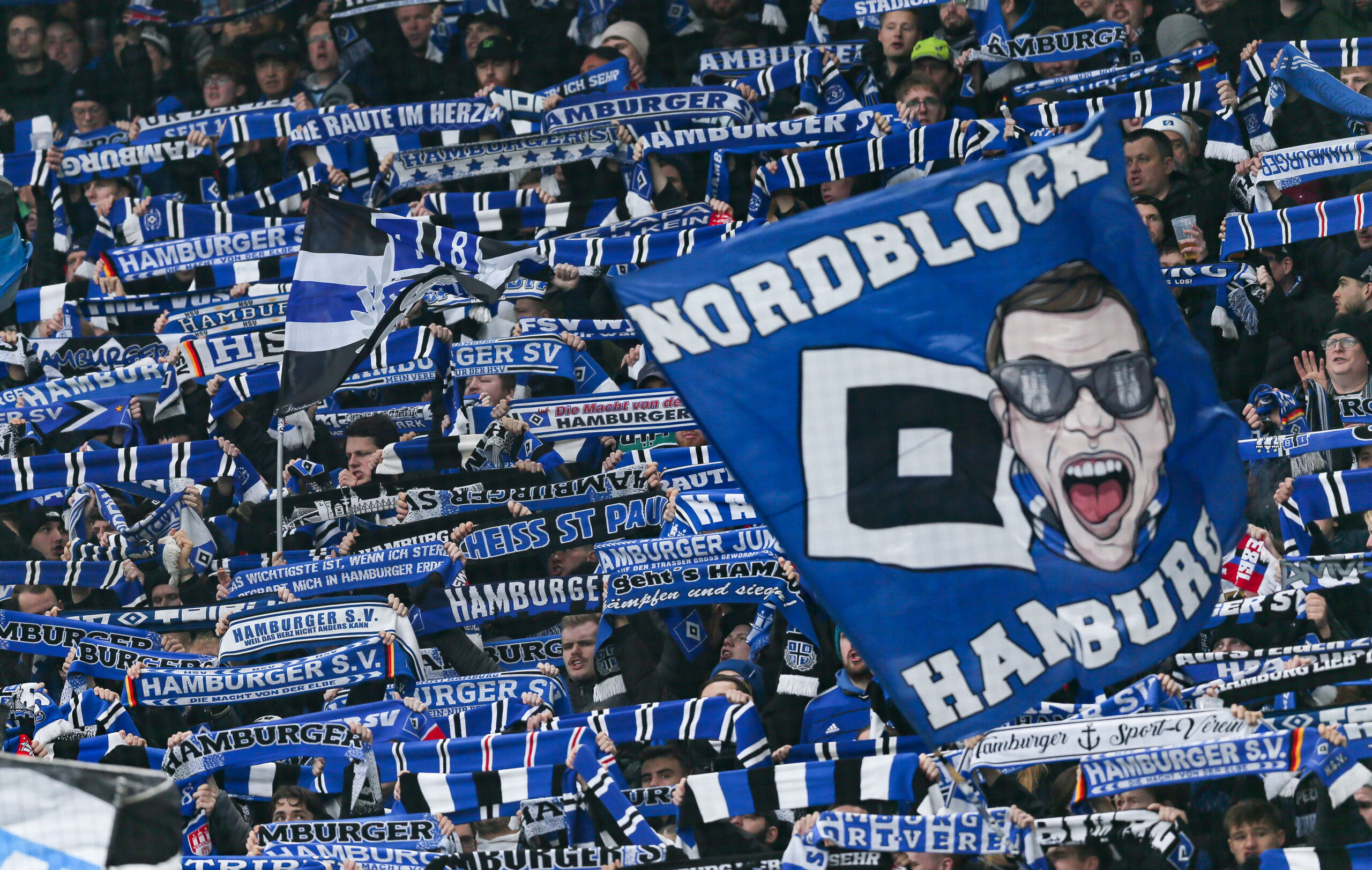 Auch im siebten Jahr in der 2. Bundesliga halten die HSV-Fans ihrem Klub weiterhin die Treue. Mehr noch: Der Volkspark kann sich vor Ticketanfragen kaum retten.