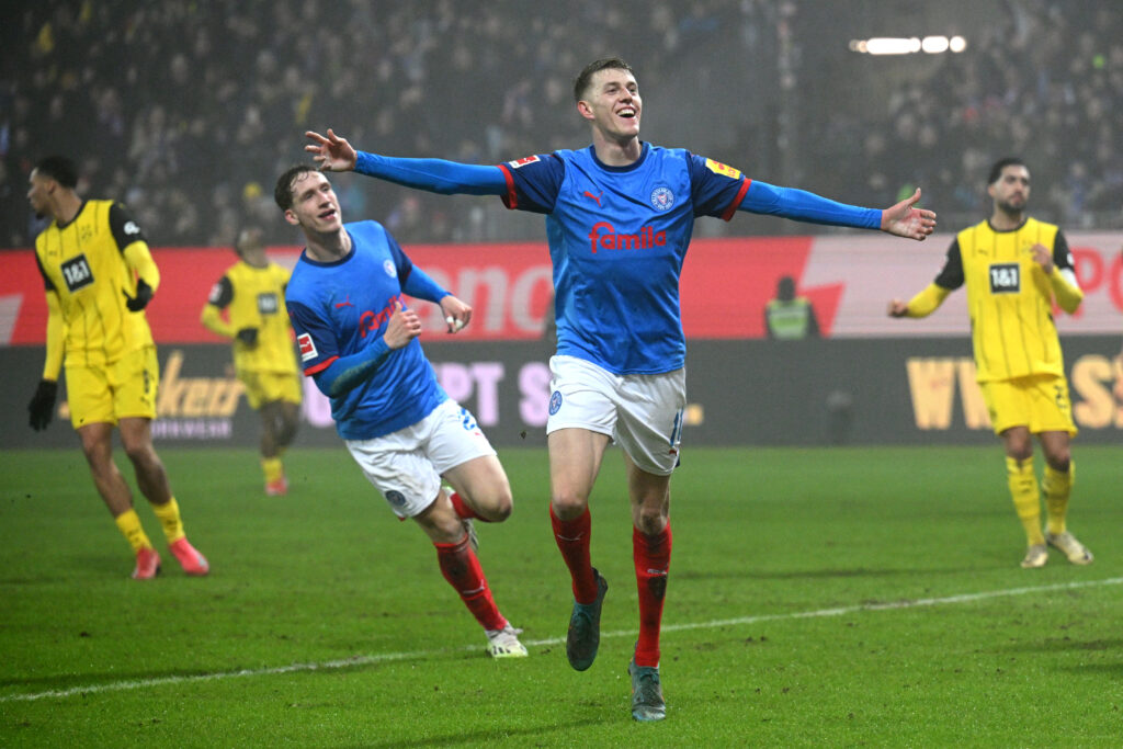 Holstein Kiels Alexander Bernhardsson (Mi.) bejubelt sein 3:0 gegen den BVB.