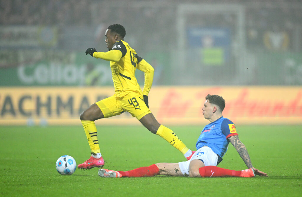 Neben dem FC Bayern besitzt auch der FC Chelsea großes Interesse an Jamie Gittens. Verliert der BVB seine derzeit heißeste Aktie?