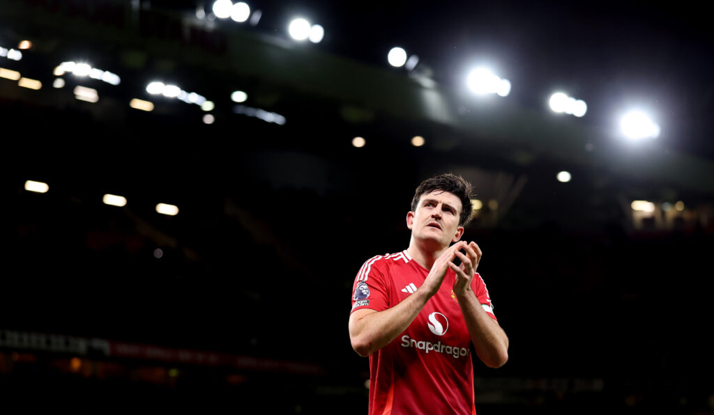 Harry Maguire klatscht im Trikot von Manchester United in die Hände.