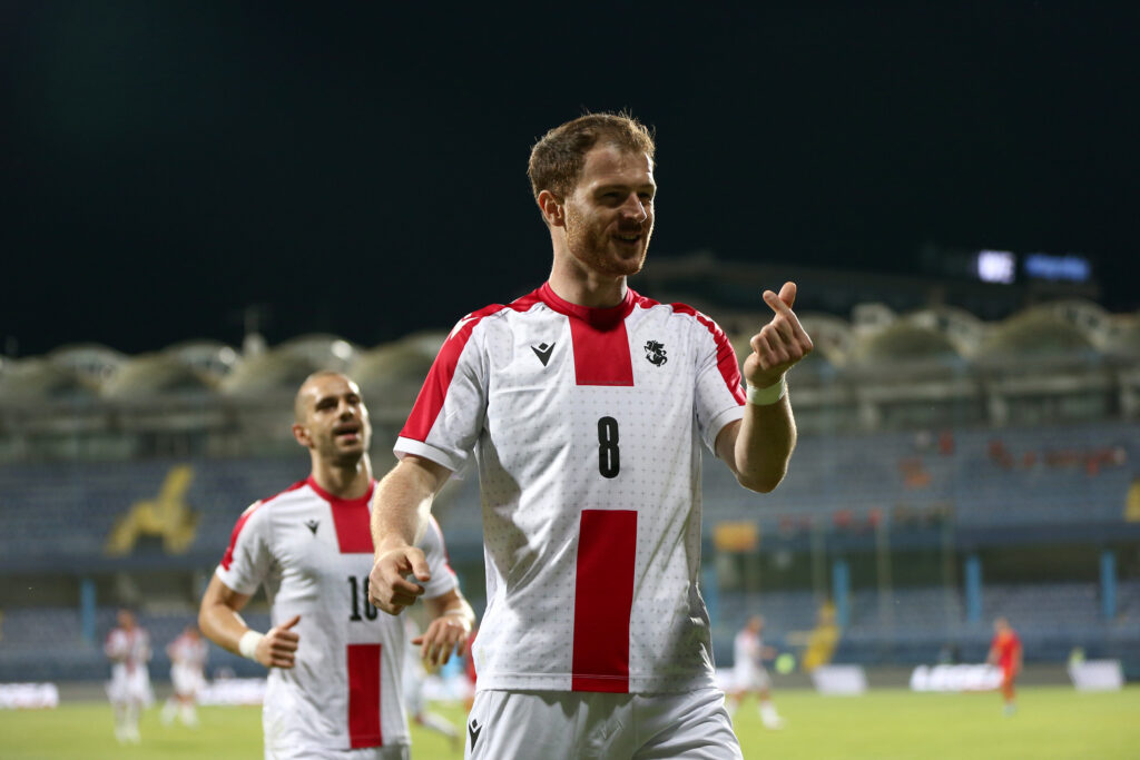 Budu Zivzivadze jubelt im Trikot der Nationalmannschaft Georgiens.