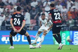 Kylian Mbappé von Real Madrid versucht sich gegen zwei Verteidiger von Mallorca durchzusetzen.