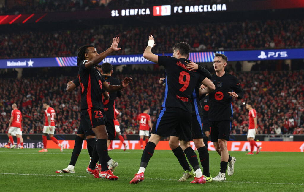 Der FC Barcelona hat in einem der verrücktesten Champions-League-Spiele der letzten Jahre mit 5:4 bei Benfica triumphiert. Hansi Flick lobte seine Mannschaft danach in den höchsten Tönen.