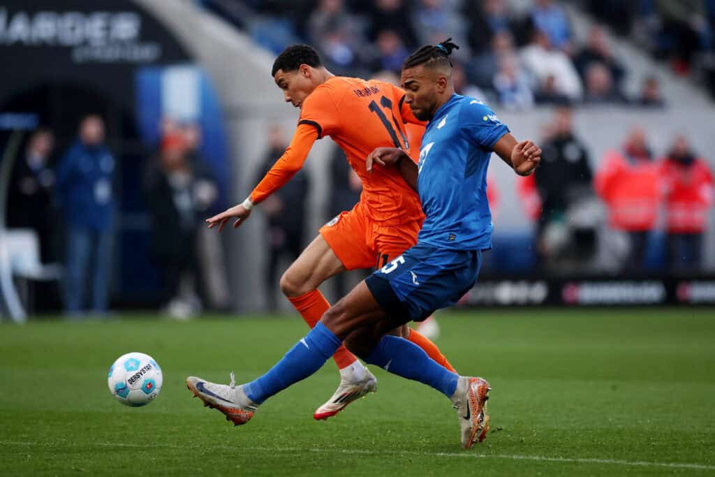 Hugo Ekitike im Zweikampf mit Kevin Akpoguma