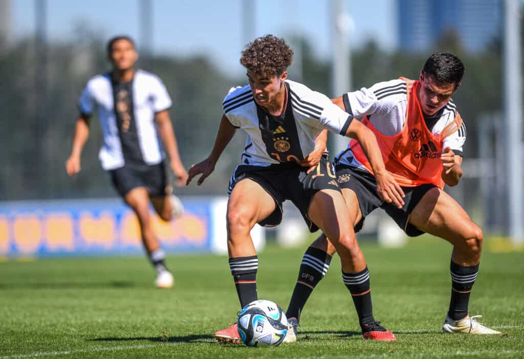 Beim BVB kommt Youngster Kjell Wätjen nur selten zum Zug. Daher könnte er bei einem Bundesliga-Konkurrenten Spielpraxis sammeln.