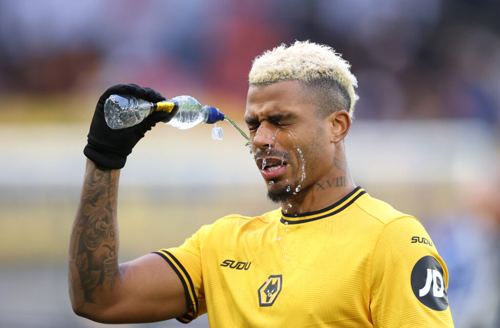 Mario Lemina spritzt sich Wasser in das Gesicht