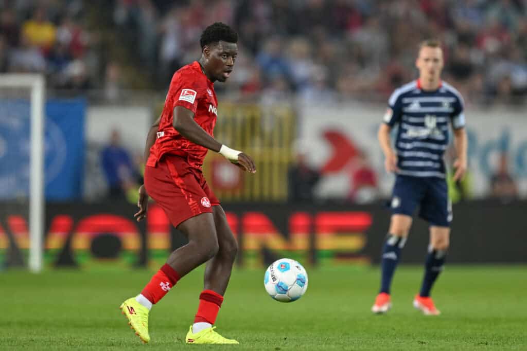 Entgegen vorheriger Berichte wird Ragnar Ache in der Rückrunde weiterhin für den FC Kaiserslautern auflaufen. Mit Como konnte keine vollständige Einigung hinsichtlich eines Wechsels erfolgen.
