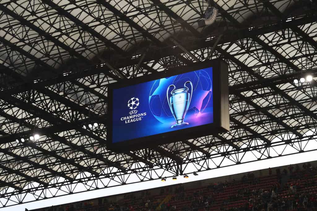 Ein Stadionbildschirm mit Champions-League-Branding