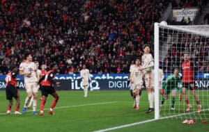 Jeremie Frimpong setzt seinen Kopfball an die Latte