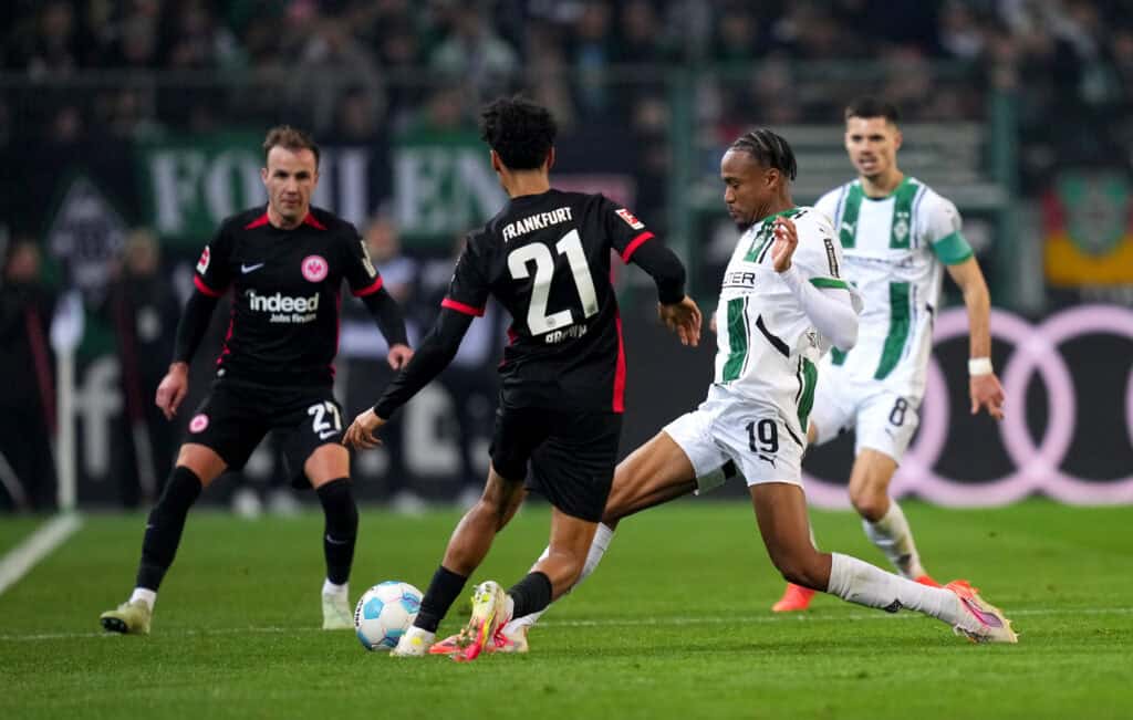 Nathan Ngoumou im Kampf um den Ball mit Nathaniel Brown