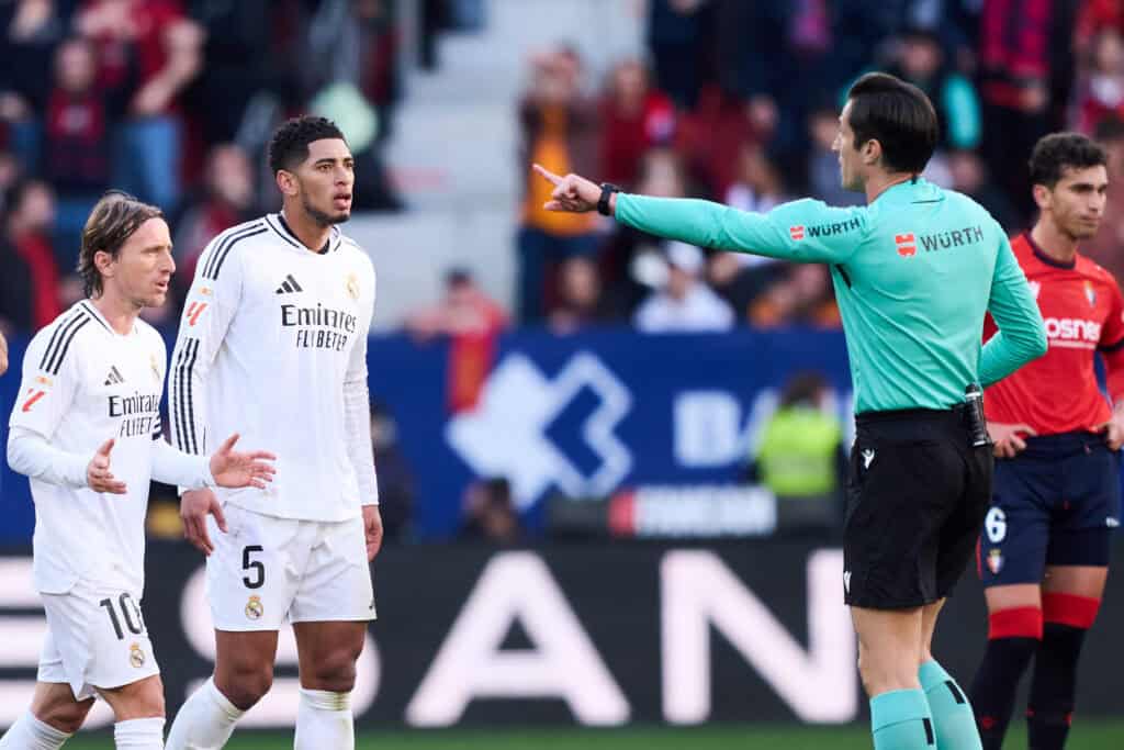 Barca-Trainer Hansi Flick hat Jude Bellingham nach dessen Roter Karte im La-Liga-Spiel gegen CA Osasuna kritisiert. Der ehemalige deutsche Nationaltrainer attestierte dem Superstar ein respektloses Verhalten.