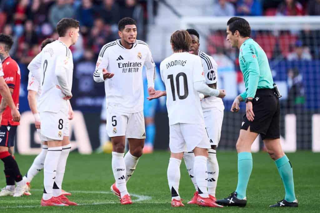 Real Madrid diskutiert mit dem Schiedsrichter
