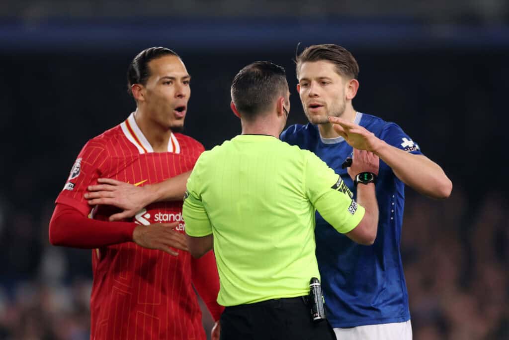 Virgil van Dijk und James Tarkowski sprechen mit Schiedsrichter Michael Oliver