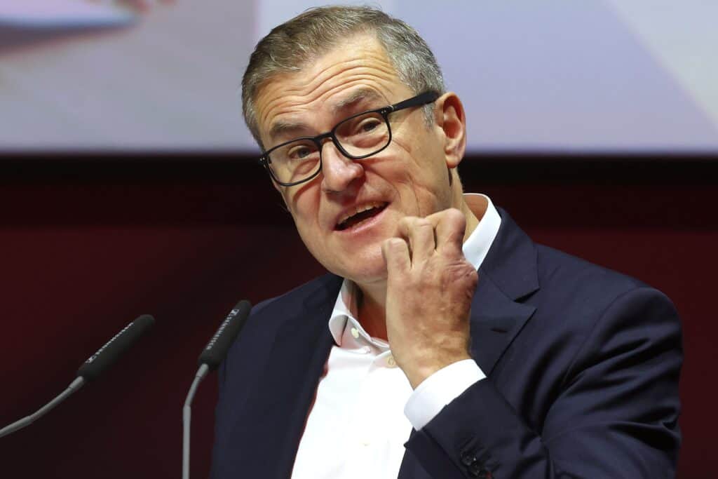 Jan-Christian Dreesen hält eine Rede