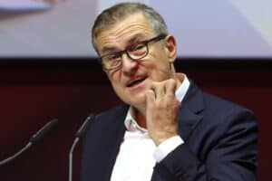 Jan-Christian Dreesen hält eine Rede