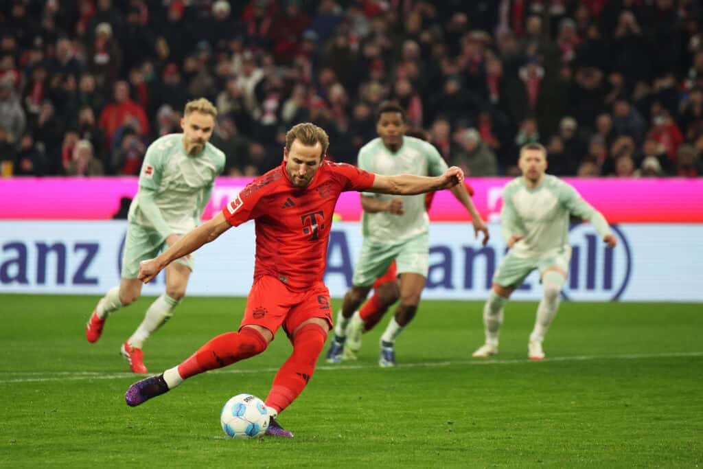 Bayern München - Werder Bremen - Harry Kane führt einen Elfmeter aus.