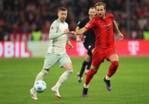 Bayern München - Werder Bremen - Harry Kane im Zweikampf mit Mitchell Weiser