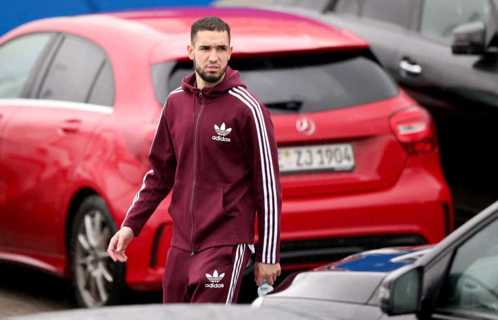 Nabil Bentaleb darf seine Fußballkarriere nach monatelanger Unterbrechung nun doch fortsetzen. Der ehemalige Schalke-Star, der im vergangenen Sommer einen Herzstillstand erlitten hatte, erhielt vom französischen Verband die Spielberechtigung.