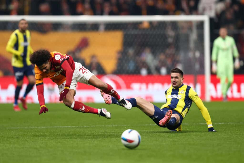 Am Montagabend kam es in der Süper Lig zum absoluten Topspiel. Tabellenführer Galatasaray empfing seinen Verfolger und Erzrivalen Fenerbahce zum interkontinentalen Derby im heimischen Rams Park. Trotz einer völlig enttäuschenden Leistung und einem schmeichelhaften 0:0 bleiben die Löwen auf Meisterschaftskurs. 