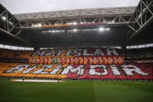 Auf der ganzen Fußball-Welt gibt es nur wenige Spiele, die für eine Stadt, ja ein ganzes Land eine derartige Bedeutung haben wie das Istanbul-Derby zwischen Galatasaray und Fenerbahce. Was diese Partie aber von anderen unterscheidet: Die Kontrahenten kommen von unterschiedlichen Kontinenten.   