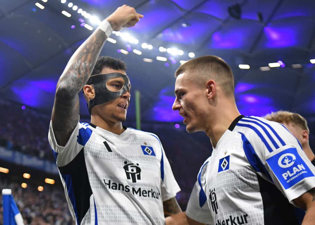 Mit einem wahren Fußball-Fest hat sich der HSV vorübergehend an die Tabellenspitze der 2. Bundesliga gesetzt. Entsprechend glücklich zeigten sich die beteiligten Akteure nach dem deutlichen 3:0-Erfolg über den FC Kaiserslautern.