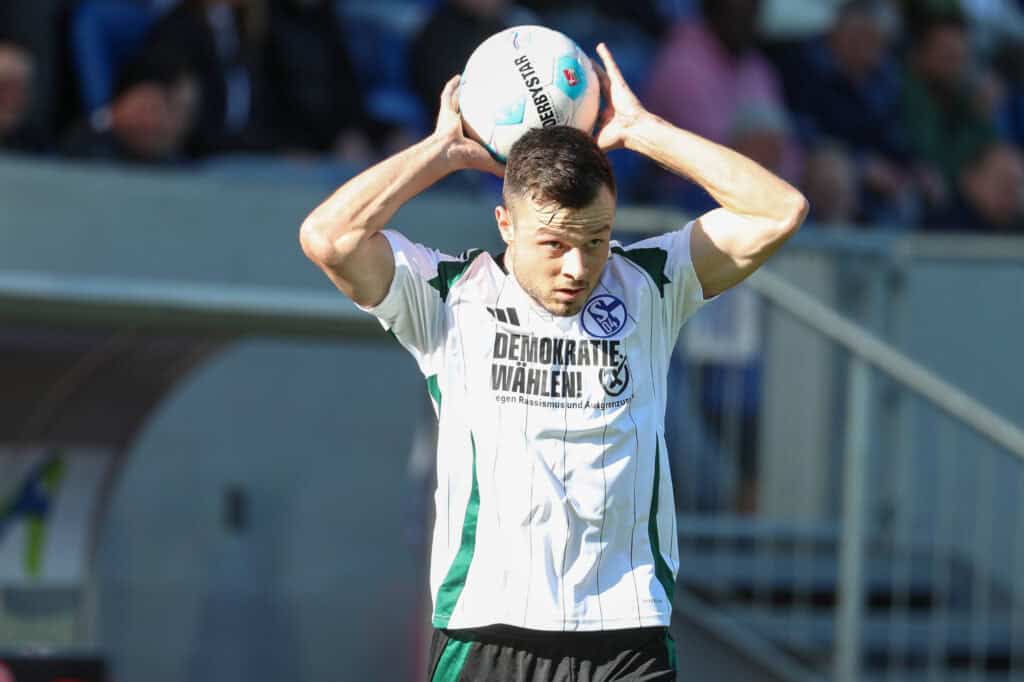 Adrian Gantenbein beim Einwurf