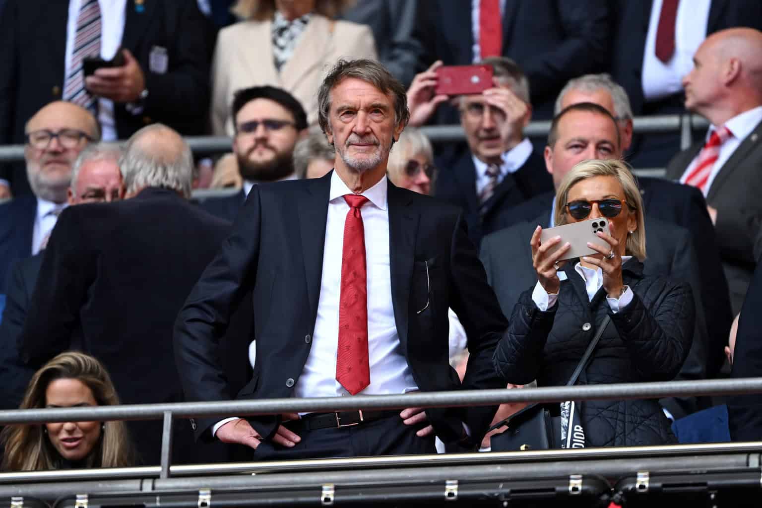 Manchester United plant bis zu 200 Entlassungen