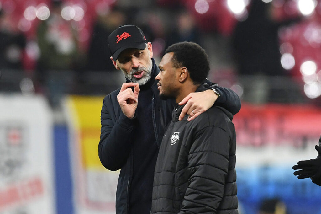 Marco Rose nimmt Lois Openda in den Arm