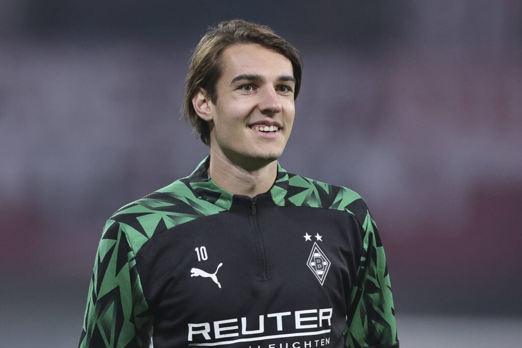 Ein Wechsel von Florian Neuhaus zu Besiktas stand bereits unmittelbar bevor. Doch der Mittelfeldspieler hat sich auf den letzten Metern gegen einen Transfer in die Türkei entschieden.