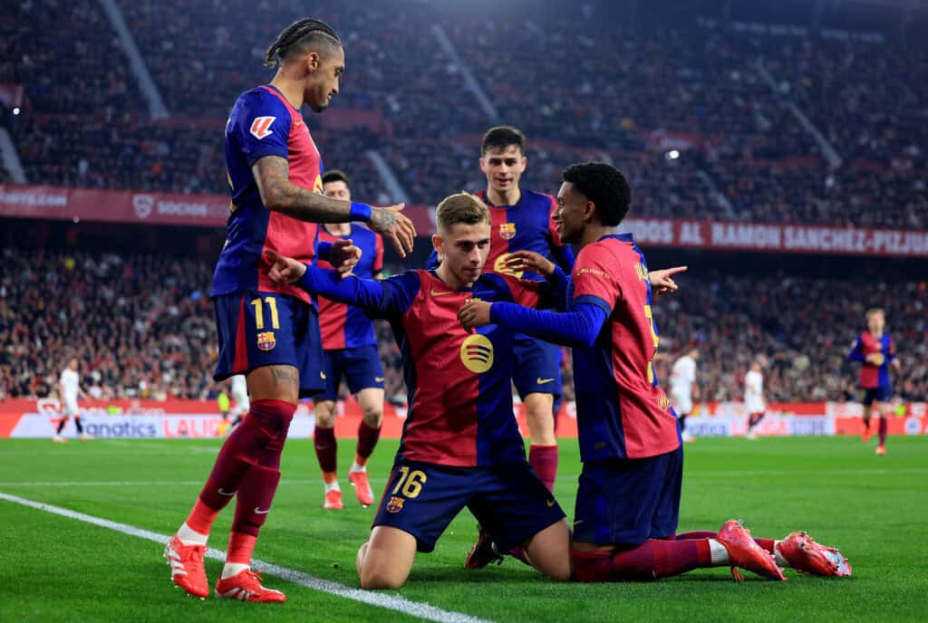 Brachte Barca erneut in Führung, doch flog beim FC Sevilla auch vom Platz: Fermin (Mi.).