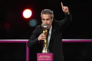 Jorge Vilda küsst den WM-Pokal