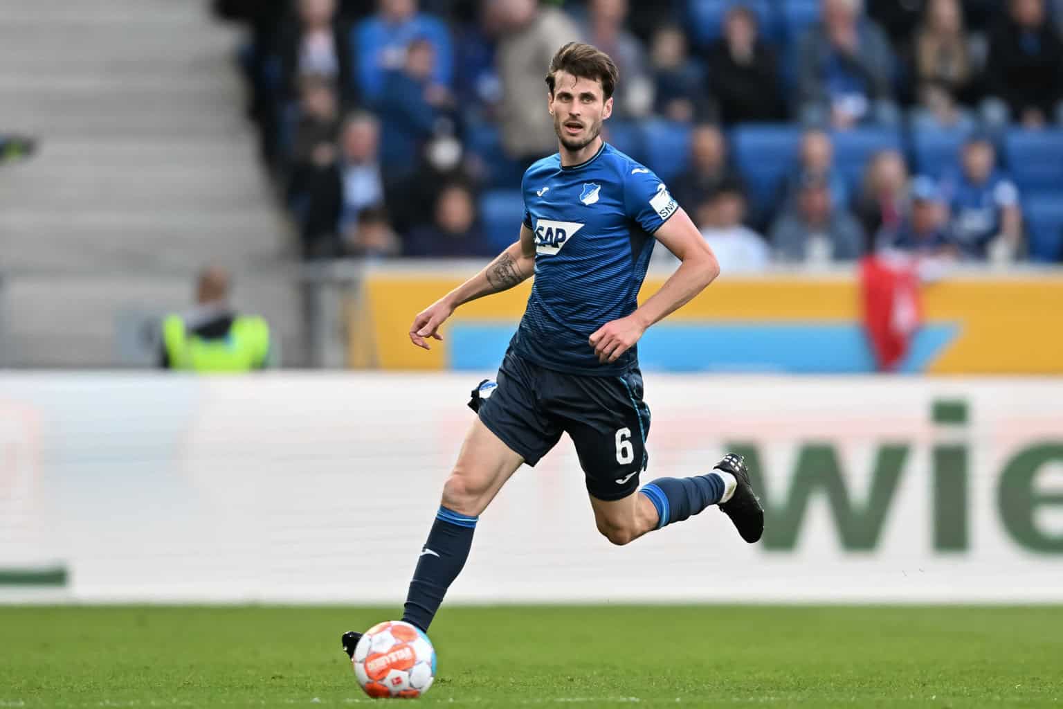 Mit Alexander Rössing-Lelesiit hat der HSV einen jungen und talentierten Offensivspieler aus Norwegen verpflichtet. Obwohl der Youngster zahlreiche Anfragen namhafter Klubs hatte, entschied er sich für einen Wechsel in die 2. Bundesliga.