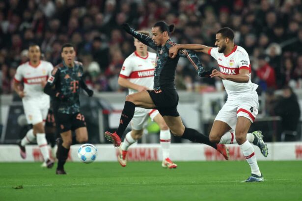 Leroy Sane im Zweikampf mit Josha Vagnoman