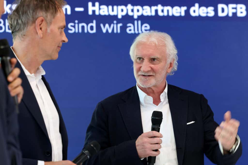 Das Champions-League-Achtelfinale zwischen dem FC Bayern und Bayer Leverkusen wirft seine Schatten voraus. DFB-Sportdirektor Rudi Völler erwartet im Bundesliga-Duell einen Schlagabtausch auf absoluter Augenhöhe.