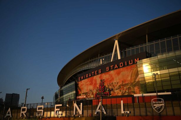 Das Emirates Stadium in der Abenddämmerung