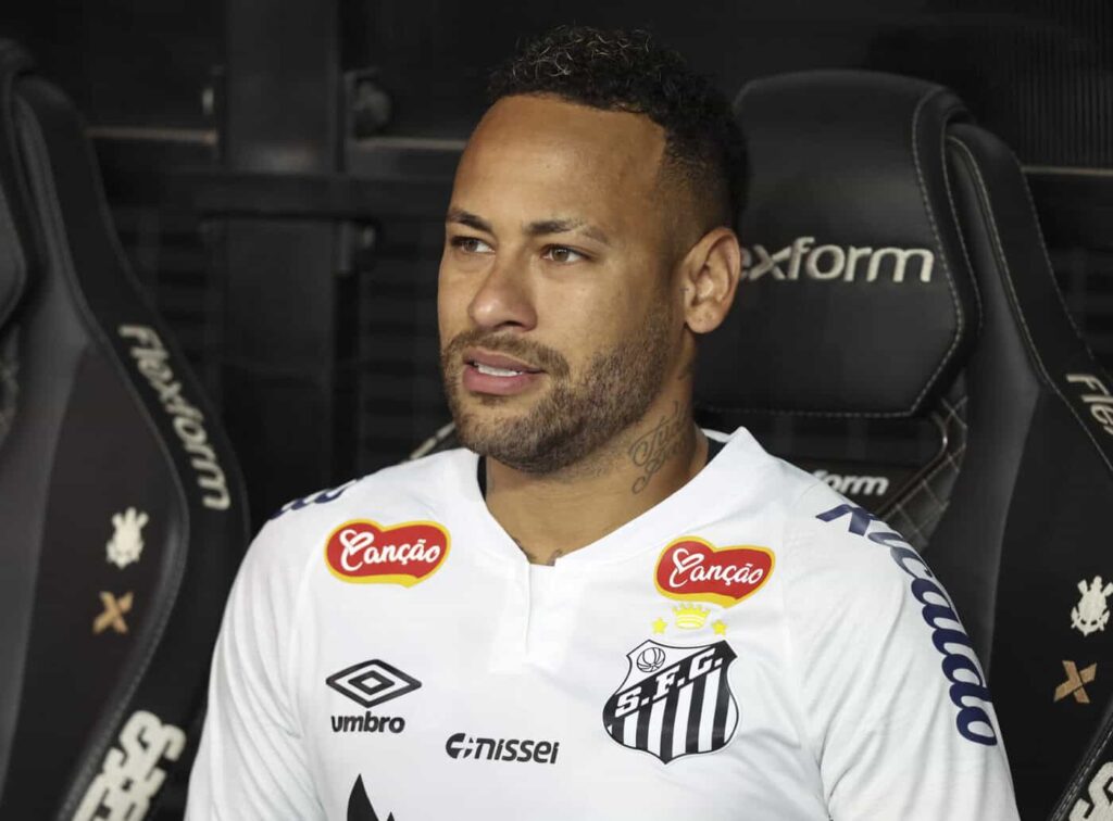 Für Neymar ist die Rückkehr zum FC Santos bislang nicht unbedingt nach Plan verlaufen. Aktuell befindet sich der 33-Jährige sogar im Mittelpunkt medialer Kritik. Grund dafür ist die Teilnahme an einer Karnevalsparade.