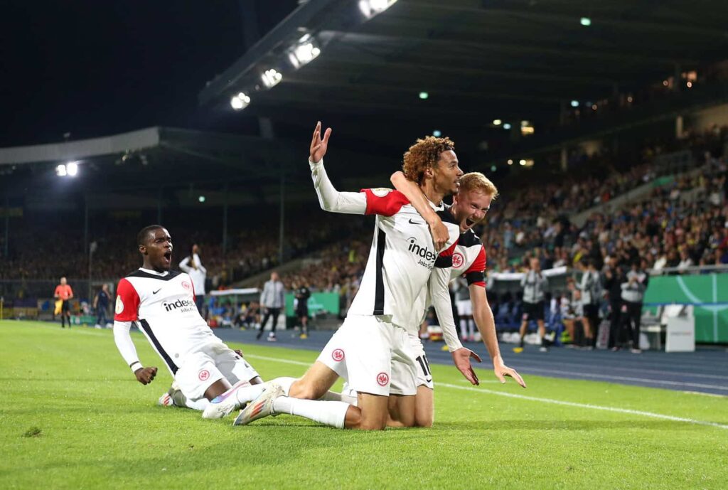 Hugo Larrson und Hugo Ekitike jubeln